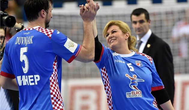 Kolinda na terenu slavila s našim rukometašima, Foto: Hina