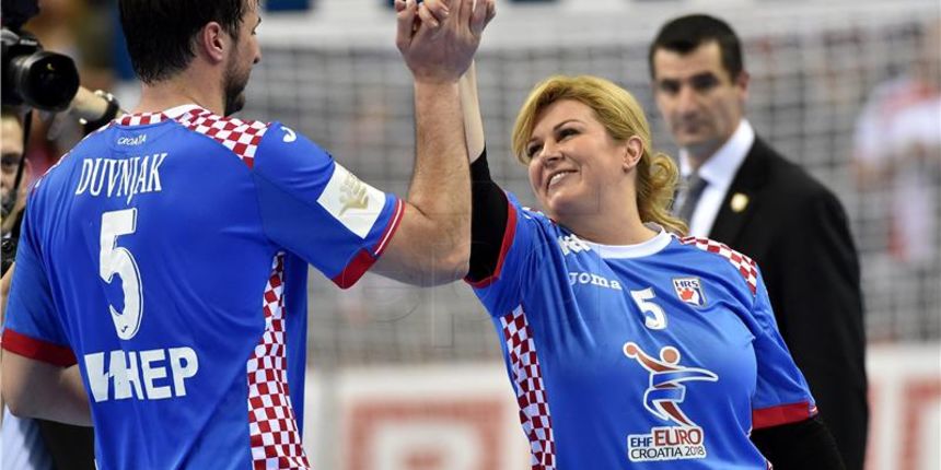 Kolinda na terenu slavila s našim rukometašima, Foto: Hina