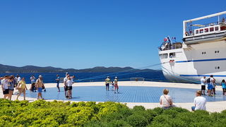 Guštanje u valovima i glazbi Morskih orgulja, a sliku je upotpunio jedrenjak Club Med 2. Foto: Mladen Malik Guštanje u valovima i glazbi Morskih orgulja, a sliku je upotpunio jedrenjak Club Med 2. Foto: Mladen Malik
