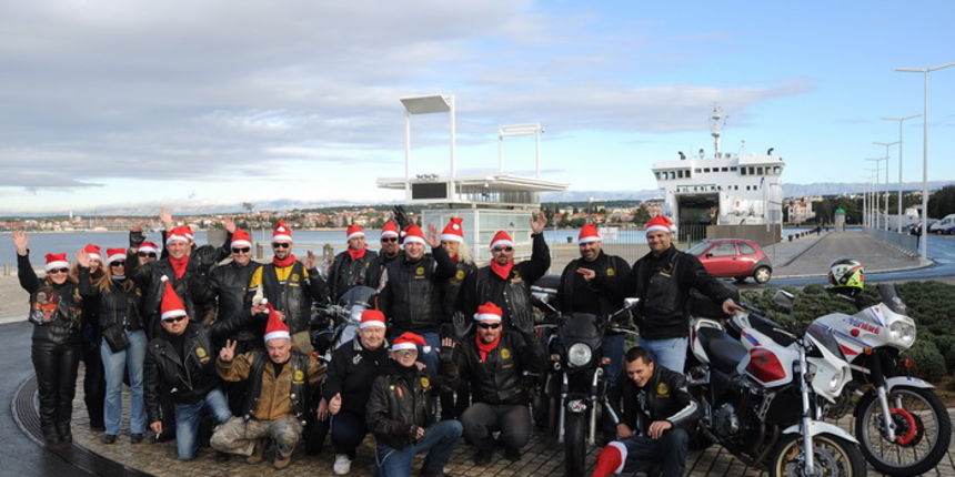 Zadar, 131211
Udruga motorista “Bestije” za Svetu Lucu daruje vrtic Latica, za djecu s teskocama u razvoju. Prije odlaska u vrtic, motoristi su se provozali po gradu noseci kapice djeda Mraza.
Foto: Luka Gerlanc / CROPIX Zadar, 131211
Udruga motorista “Bestije” za Svetu Lucu daruje vrtic Latica, za djecu s teskocama u razvoju. Prije odlaska u vrtic, motoristi su se provozali po gradu noseci kapice djeda Mraza.
Foto: Luka Gerlanc / CROPIX