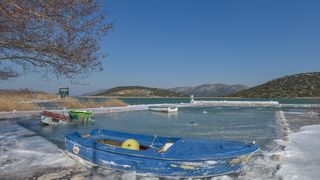 Ribarska lučica Prosika na Vranskom jezeru okovana ledom Ribarska lučica Prosika na Vranskom jezeru okovana ledom