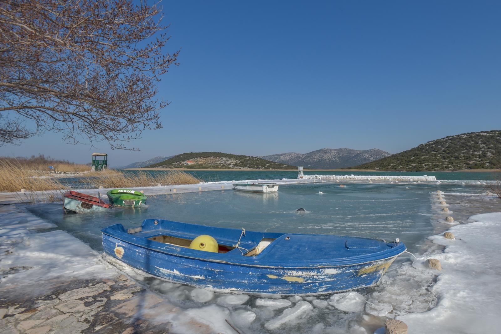 Ribarska lučica Prosika na Vranskom jezeru okovana ledom Ribarska lučica Prosika na Vranskom jezeru okovana ledom