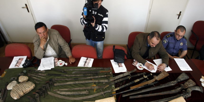 Slavonski Brod, 050511.
Sluzbenici Policijske postaje Slavonski Brod uhitili su 16 osoba u dobi od 11 do 61 godinu zbog sumnje na 14 kaznenih djela izmedju kojih i teske kradje. 61-godisnjak je otkupljivao ukradene predmete od ostalih uhicenih a i sam sud