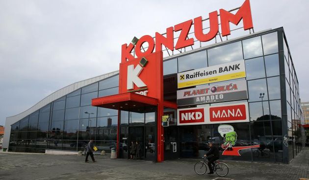 15.11.2013., Zadar – Opljackana je poslovnica RBA banke u sklopu Konzuma na bulevaru. Prema nesluzbenim informacijama razbojnik je uz prijetnju vatrenog oruzja zatrazio novac od djelatnika banke. Photo: Filip Brala/PIXSELL