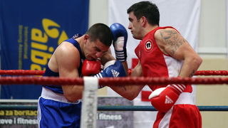 Zadar, 210413.
Dvorana Kresimira Cosica. Prvenstvo Hrvatske u boksu. Na fotografiji Marko Calic (Pula, crveni) i Josip Bepo Filipi (Zlatna rukavica, plavi).
Foto: Jure Miskovic / CROPIX Zadar, 210413.
Dvorana Kresimira Cosica. Prvenstvo Hrvatske u boksu. Na fotografiji Marko Calic (Pula, crveni) i Josip Bepo Filipi (Zlatna rukavica, plavi).
Foto: Jure Miskovic / CROPIX