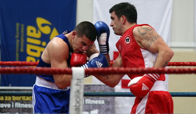 Zadar, 210413. 
Dvorana Kresimira Cosica. Prvenstvo Hrvatske u boksu. Na fotografiji Marko Calic (Pula, crveni) i Josip Bepo Filipi (Zlatna rukavica, plavi).
Foto: Jure Miskovic / CROPIX