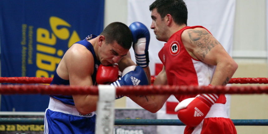 Zadar, 210413. 
Dvorana Kresimira Cosica. Prvenstvo Hrvatske u boksu. Na fotografiji Marko Calic (Pula, crveni) i Josip Bepo Filipi (Zlatna rukavica, plavi).
Foto: Jure Miskovic / CROPIX