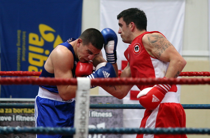 Zadar, 210413.
Dvorana Kresimira Cosica. Prvenstvo Hrvatske u boksu. Na fotografiji Marko Calic (Pula, crveni) i Josip Bepo Filipi (Zlatna rukavica, plavi).
Foto: Jure Miskovic / CROPIX Zadar, 210413.
Dvorana Kresimira Cosica. Prvenstvo Hrvatske u boksu. Na fotografiji Marko Calic (Pula, crveni) i Josip Bepo Filipi (Zlatna rukavica, plavi).
Foto: Jure Miskovic / CROPIX