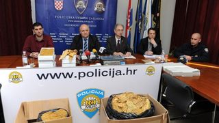 Zadar – Zadarska policija razbila veliki lanac krijumcarenja duhana. Zaplijenjeno je 2,5 tone duhana vrijednosti oko tri miljuna kuna. Photo: Hrvoje Jelavic/PIXSELL Zadar – Zadarska policija razbila veliki lanac krijumcarenja duhana. Zaplijenjeno je 2,5 tone duhana vrijednosti oko tri miljuna kuna. Photo: Hrvoje Jelavic/PIXSELL