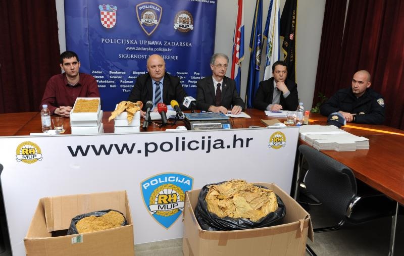 Zadar – Zadarska policija razbila veliki lanac krijumcarenja duhana. Zaplijenjeno je 2,5 tone duhana vrijednosti oko tri miljuna kuna. Photo: Hrvoje Jelavic/PIXSELL Zadar – Zadarska policija razbila veliki lanac krijumcarenja duhana. Zaplijenjeno je 2,5 tone duhana vrijednosti oko tri miljuna kuna. Photo: Hrvoje Jelavic/PIXSELL