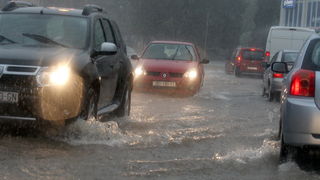 Zadar, 121012. Jaka kisa koja od sinoc pada na zadarskom podrucju stvorila je velike probleme u prometu. Najvise problema bilo je kod vec poznatih kriticnih mjesta u gradu: na Relji,kod Veslackog,na Branimiru.Na fotografiji: detalj sa raskrizja kod Vesl
