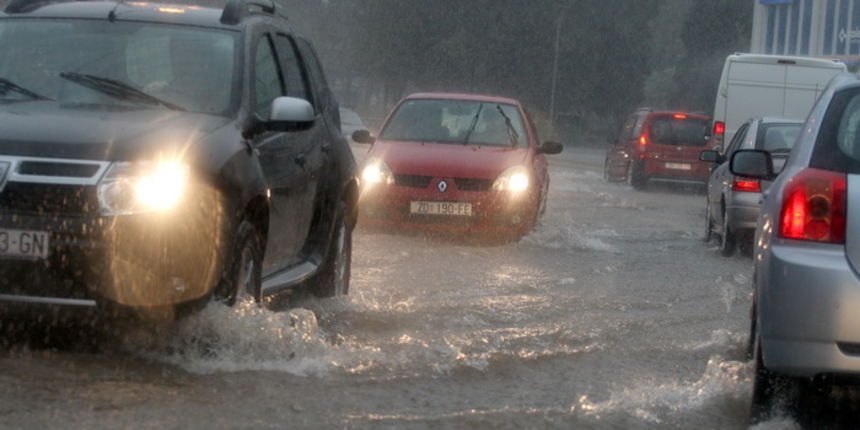 Zadar, 121012. Jaka kisa koja od sinoc pada na zadarskom podrucju stvorila je velike probleme u prometu. Najvise problema bilo je kod vec poznatih kriticnih mjesta u gradu: na Relji,kod Veslackog,na Branimiru.Na fotografiji: detalj sa raskrizja kod Vesl Zadar, 121012. Jaka kisa koja od sinoc pada na zadarskom podrucju stvorila je velike probleme u prometu. Najvise problema bilo je kod vec poznatih kriticnih mjesta u gradu: na Relji,kod Veslackog,na Branimiru.Na fotografiji: detalj sa raskrizja kod Vesl