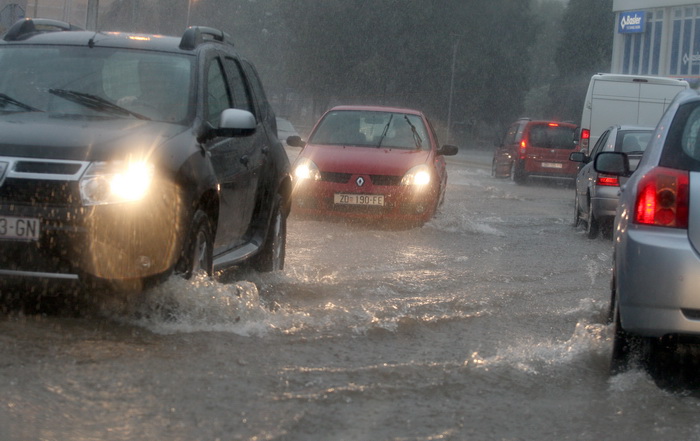 Zadar, 121012. Jaka kisa koja od sinoc pada na zadarskom podrucju stvorila je velike probleme u prometu. Najvise problema bilo je kod vec poznatih kriticnih mjesta u gradu: na Relji,kod Veslackog,na Branimiru.Na fotografiji: detalj sa raskrizja kod Vesl
