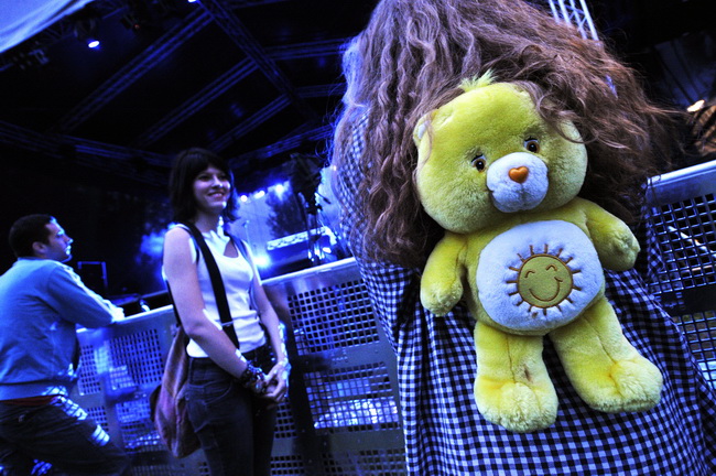 Zagreb, 220610.
Na Jarunu se od 21.-23.06. odrzava glazbeni spektakl T-Mobile INmusic festival na kojem ce nastupiti mnogobrojni izvodjaci kako iz zemlje tako i svijeta.
Danas se odrzao drugi dan.
Foto: Boris Kovacev / CROPIX Zagreb, 220610.
Na Jarunu se od 21.-23.06. odrzava glazbeni spektakl T-Mobile INmusic festival na kojem ce nastupiti mnogobrojni izvodjaci kako iz zemlje tako i svijeta.
Danas se odrzao drugi dan.
Foto: Boris Kovacev / CROPIX