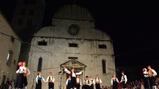 Nastup ansambla Lado ispred crkve sv. Marije ; foto Iva Perinčić Nastup ansambla Lado ispred crkve sv. Marije ; foto Iva Perinčić