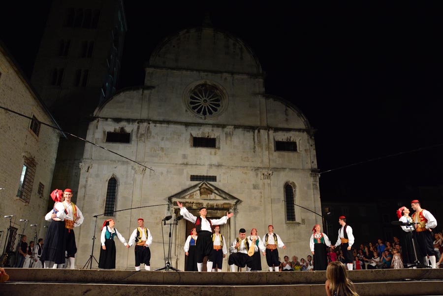 Nastup ansambla Lado ispred crkve sv. Marije ; foto Iva Perinčić Nastup ansambla Lado ispred crkve sv. Marije ; foto Iva Perinčić