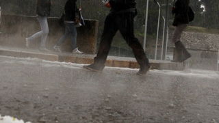 Zadar, 261110.
Oko 13 sati na grad Zadar srucilo se grmljavinsko nevrijeme praceno jakom kisom i tucom, te stvorilo probleme u prometu.
Foto: Vladimir Ivanov / CROPIX