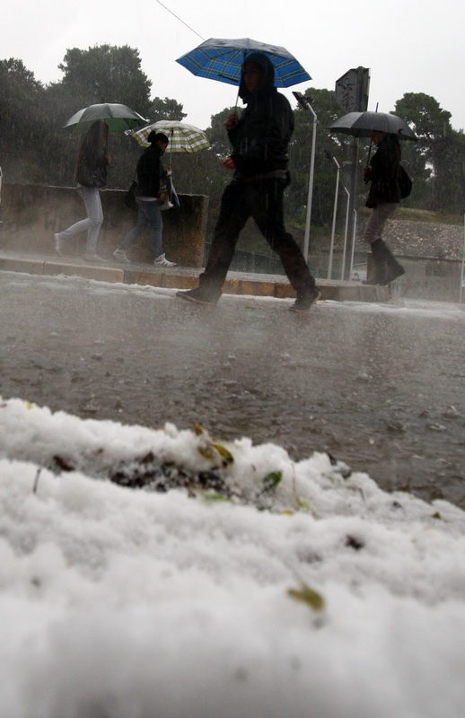 Zadar, 261110.
Oko 13 sati na grad Zadar srucilo se grmljavinsko nevrijeme praceno jakom kisom i tucom, te stvorilo probleme u prometu.
Foto: Vladimir Ivanov / CROPIX