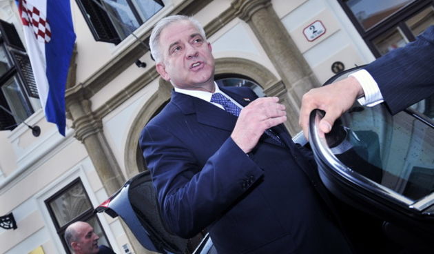 Zagreb, 010709.
Vlada Republike Hrvatske, Trg sv. Marka. 
Dr. Ivo Sanader danas je na izvanrednoj press konferenciji
dao ostavku na mjesto premijera i svih stranackih duznosti u HDZ-u. Sanader je potvrdio da ce njegovu funkciju u Vladi i stranci preuzeti