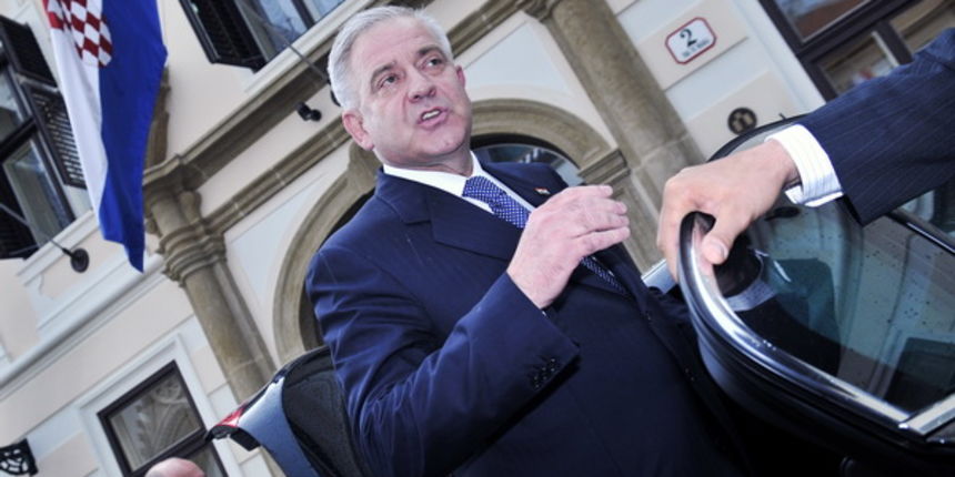 Zagreb, 010709.
Vlada Republike Hrvatske, Trg sv. Marka.
Dr. Ivo Sanader danas je na izvanrednoj press konferenciji
dao ostavku na mjesto premijera i svih stranackih duznosti u HDZ-u. Sanader je potvrdio da ce njegovu funkciju u Vladi i stranci preuzeti Zagreb, 010709.
Vlada Republike Hrvatske, Trg sv. Marka.
Dr. Ivo Sanader danas je na izvanrednoj press konferenciji
dao ostavku na mjesto premijera i svih stranackih duznosti u HDZ-u. Sanader je potvrdio da ce njegovu funkciju u Vladi i stranci preuzeti