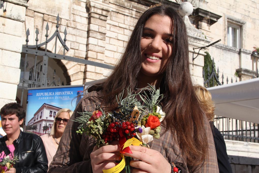 Sajam obrazovanja održan je na Narodnom trgu u organizaciji Pučkog otvorenog učilišta Erudio na kojem su se predstavili i partneri Poljoprivredna škola Stanko Ožanić, CISOK Zadar, Autoškola Zadar, POU Libar, POU Algebra, POU Zadar i dr. foto: Iva Perinči Sajam obrazovanja održan je na Narodnom trgu u organizaciji Pučkog otvorenog učilišta Erudio na kojem su se predstavili i partneri Poljoprivredna škola Stanko Ožanić, CISOK Zadar, Autoškola Zadar, POU Libar, POU Algebra, POU Zadar i dr. foto: Iva Perinči