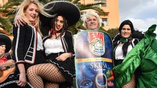 Karnevalska povorka krenula je s Branimirove obale prema Poluotoku. Photo: Dino Stanin/PIXSELL