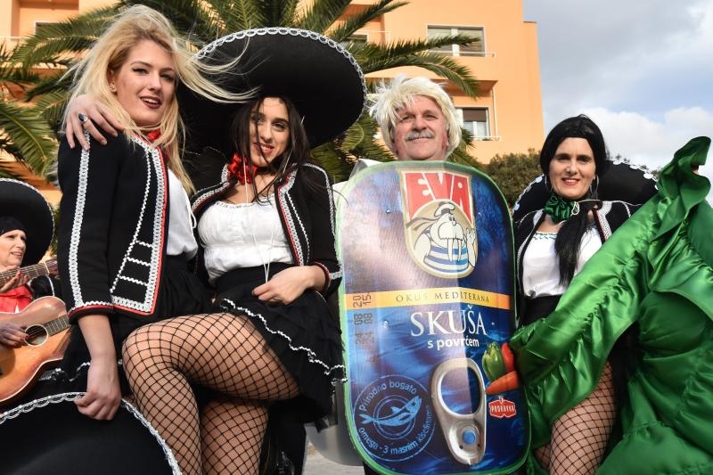 Karnevalska povorka krenula je s Branimirove obale prema Poluotoku. Photo: Dino Stanin/PIXSELL