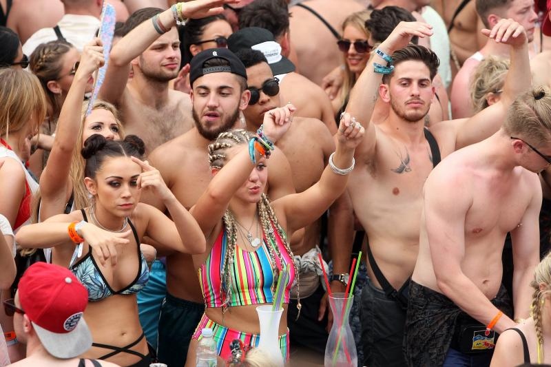 Zrće: Drugi dan Hideout festivala privukao je mnogobrojnu publiku na after beach party, Photo: Luka Stanzl/PIXSELL Zrće: Drugi dan Hideout festivala privukao je mnogobrojnu publiku na after beach party, Photo: Luka Stanzl/PIXSELL