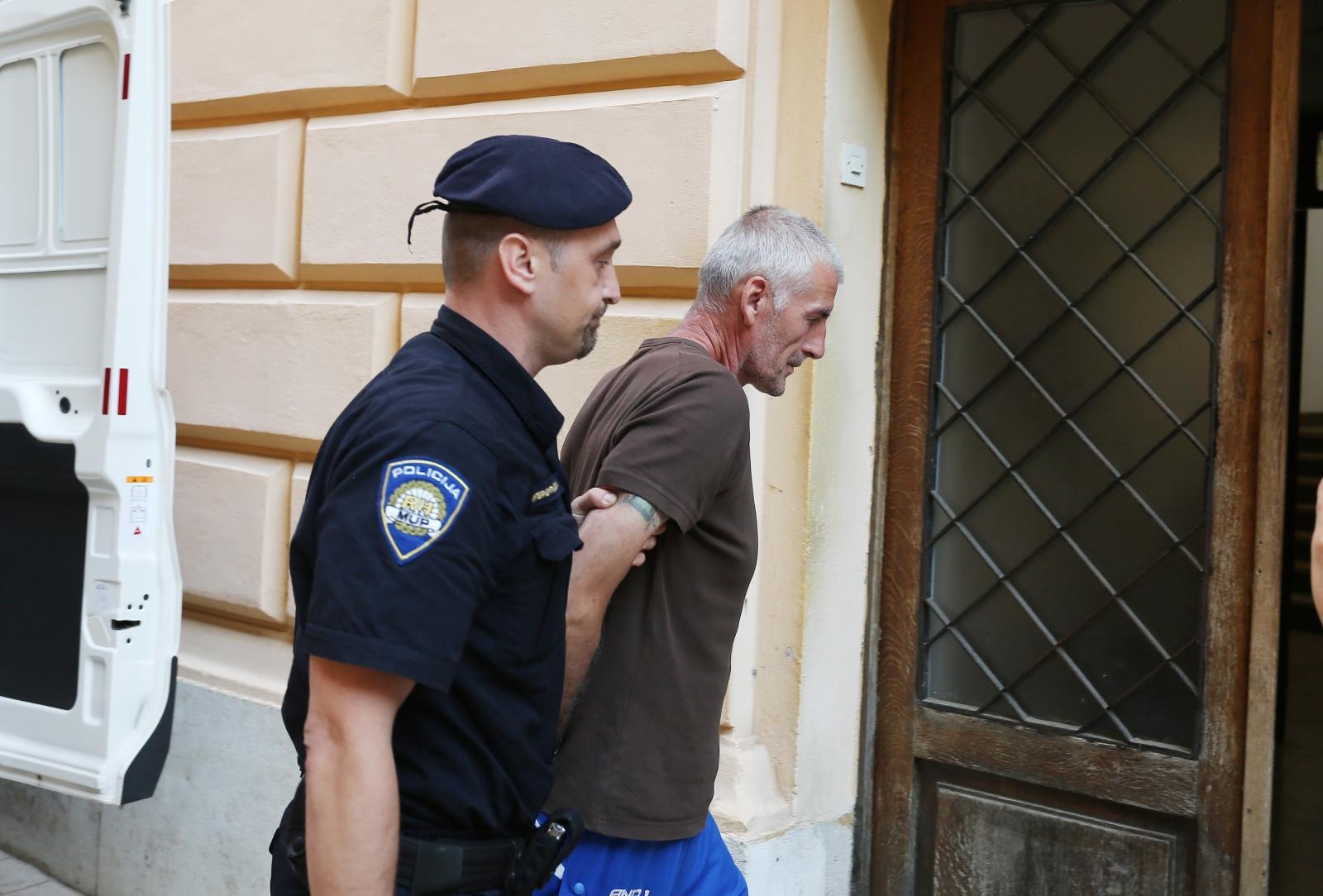 Privođenje muškarca osumnjičenog za bombaške napade na PU zadarsku Privođenje muškarca osumnjičenog za bombaške napade na PU zadarsku