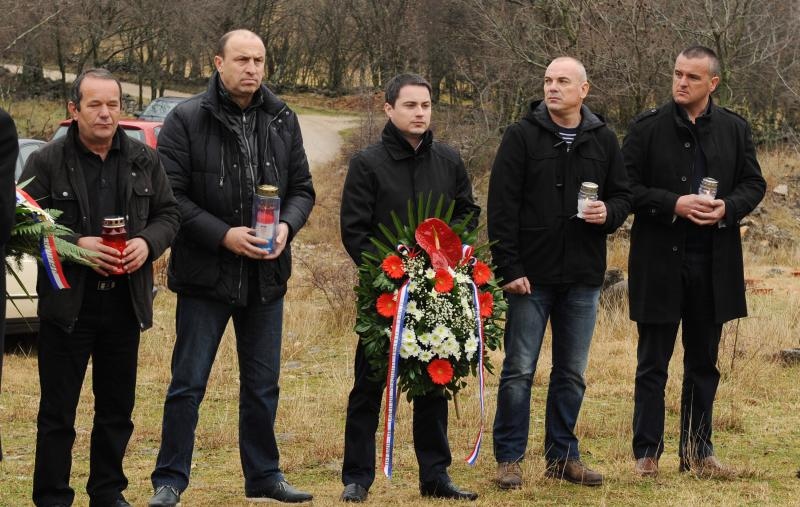 Ervenik: Na obiteljskoj grobnici obilježena 23. obljetnica stradanja obitelji Čengić, foto: Hrvoje Jelavić/PIXSELL