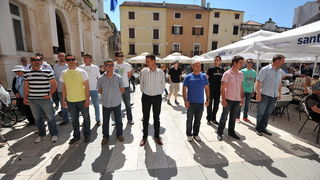 Zadar, 090513.
Jutros su clanovi izborne liste Konji na Narodnom trgu prikazali kako ce zapocinjati njihovi radni dani kada budu u gradskom vijecu. Kako izjavljuju, svaki dan ce poceti postavljanjem u vrstu i slusanjem himne, nakon cega slijedi jutarnja t Zadar, 090513.
Jutros su clanovi izborne liste Konji na Narodnom trgu prikazali kako ce zapocinjati njihovi radni dani kada budu u gradskom vijecu. Kako izjavljuju, svaki dan ce poceti postavljanjem u vrstu i slusanjem himne, nakon cega slijedi jutarnja t