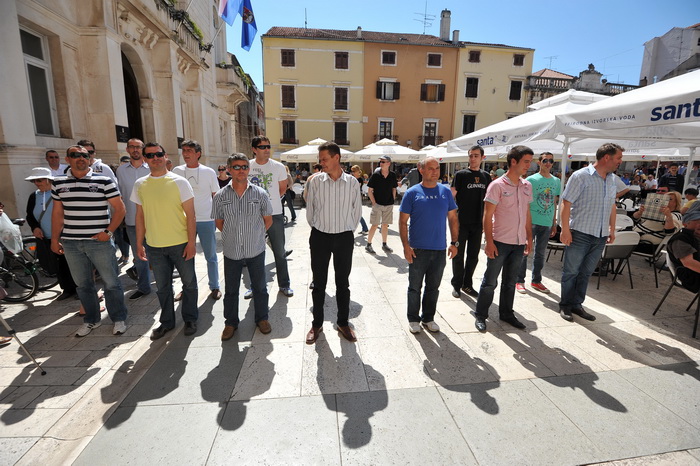 Zadar, 090513.
Jutros su clanovi izborne liste Konji na Narodnom trgu prikazali kako ce zapocinjati njihovi radni dani kada budu u gradskom vijecu. Kako izjavljuju, svaki dan ce poceti postavljanjem u vrstu i slusanjem himne, nakon cega slijedi jutarnja t Zadar, 090513.
Jutros su clanovi izborne liste Konji na Narodnom trgu prikazali kako ce zapocinjati njihovi radni dani kada budu u gradskom vijecu. Kako izjavljuju, svaki dan ce poceti postavljanjem u vrstu i slusanjem himne, nakon cega slijedi jutarnja t