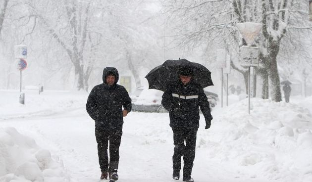 Velike kolicine snijega koje su pale na karlovackom podrucju donijele su probleme gradjanima. Kolnici su puni snijega, pa je otezan cestovni promet. Photo: Kristina Stedul Fabac/PIXSELL Autor  Kristina Stedul Fabac/PIXSELL Ključne riječi  zima, vrijeme, S