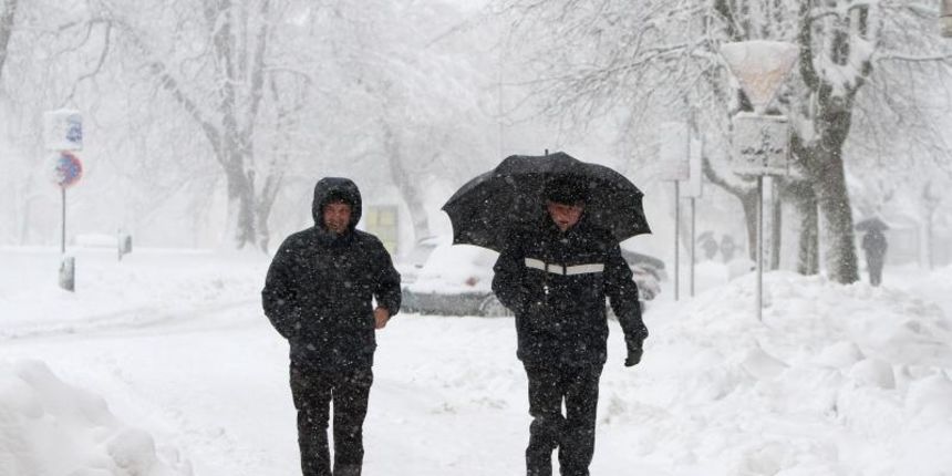 Velike kolicine snijega koje su pale na karlovackom podrucju donijele su probleme gradjanima. Kolnici su puni snijega, pa je otezan cestovni promet. Photo: Kristina Stedul Fabac/PIXSELL Autor  Kristina Stedul Fabac/PIXSELL Ključne riječi  zima, vrijeme, S