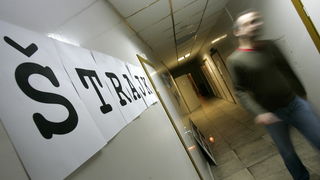 Zagreb, 081110.
Radio 101, Gajeva ulica.
Dio zaposlenika i honorarnih djelatnika Radija 101 usao je u strajk upozorenja, koji ce trajati od 8 do 14 sati, nakon cega se redovni program nastavlja. Racun Radija 101 je blokiran, posljednja placa zaposlenim dj Zagreb, 081110.
Radio 101, Gajeva ulica.
Dio zaposlenika i honorarnih djelatnika Radija 101 usao je u strajk upozorenja, koji ce trajati od 8 do 14 sati, nakon cega se redovni program nastavlja. Racun Radija 101 je blokiran, posljednja placa zaposlenim dj