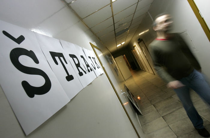 Zagreb, 081110.
Radio 101, Gajeva ulica.
Dio zaposlenika i honorarnih djelatnika Radija 101 usao je u strajk upozorenja, koji ce trajati od 8 do 14 sati, nakon cega se redovni program nastavlja. Racun Radija 101 je blokiran, posljednja placa zaposlenim dj Zagreb, 081110.
Radio 101, Gajeva ulica.
Dio zaposlenika i honorarnih djelatnika Radija 101 usao je u strajk upozorenja, koji ce trajati od 8 do 14 sati, nakon cega se redovni program nastavlja. Racun Radija 101 je blokiran, posljednja placa zaposlenim dj