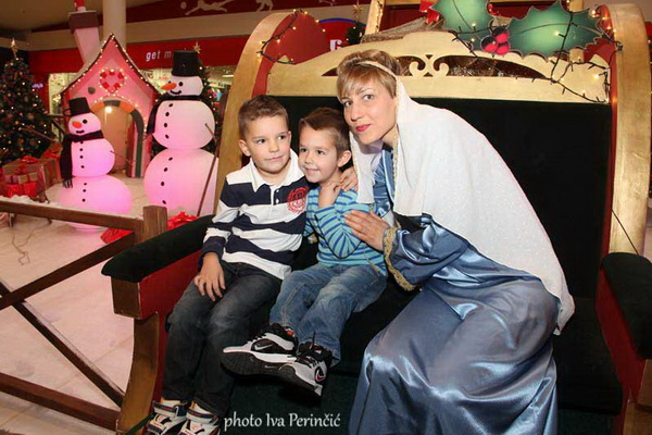 Sv. Luce razveselila mališane u Supernova centru, Foto: Iva Perinčić Sv. Luce razveselila mališane u Supernova centru, Foto: Iva Perinčić