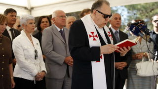 Zadar, 020810.
Jadranka Kosor polozila je kamen temeljac za zgradu u kojoj ce biti 65 stanova za hrvatske ratne vojne invalide. Gradiliste se nalazi u ulici Krste Odaka
Na fotogrfiji: zupnik Milivoj Bolobanic blagoslovio je pocetak radova .
Foto: Jure Mis