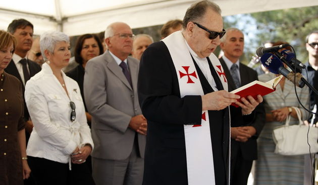 Zadar, 020810.
Jadranka Kosor polozila je kamen temeljac za zgradu u kojoj ce biti 65 stanova za hrvatske ratne vojne invalide. Gradiliste se nalazi u ulici Krste Odaka
Na fotogrfiji: zupnik Milivoj Bolobanic blagoslovio je pocetak radova .
Foto: Jure Mis