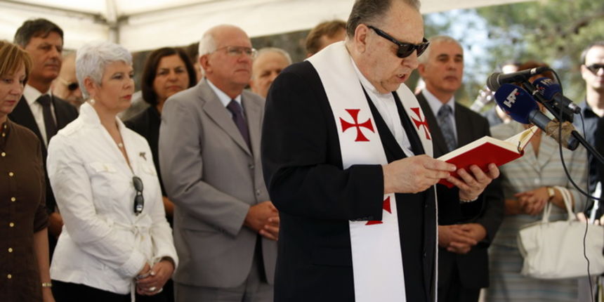 Zadar, 020810.
Jadranka Kosor polozila je kamen temeljac za zgradu u kojoj ce biti 65 stanova za hrvatske ratne vojne invalide. Gradiliste se nalazi u ulici Krste Odaka
Na fotogrfiji: zupnik Milivoj Bolobanic blagoslovio je pocetak radova .
Foto: Jure Mis