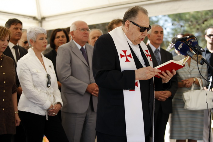 Zadar, 020810.
Jadranka Kosor polozila je kamen temeljac za zgradu u kojoj ce biti 65 stanova za hrvatske ratne vojne invalide. Gradiliste se nalazi u ulici Krste Odaka
Na fotogrfiji: zupnik Milivoj Bolobanic blagoslovio je pocetak radova .
Foto: Jure Mis