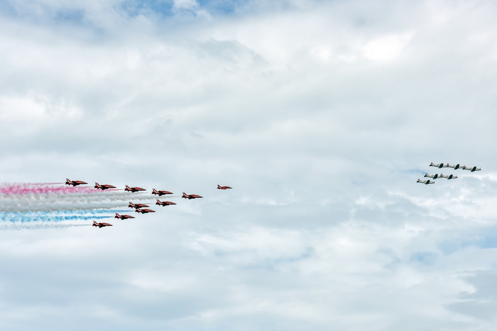 Krila Oluje i Red Arrows preletjeli iznad zadarskog kanala