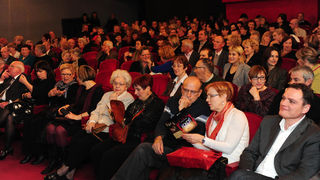 Zadar, 18.02.2013. snimio: Nenad Marčev
premijera HNK Zadar
Nikolaj Koljada: KOKOŠ, komedija
redatelj: Dražen Ferenčina
Igraju: Jasna Ančić, Tamara Šoletić, Žana Bumber,
Ivica Jončić, Mirko Šatalić,
Vinko Radovčič, Mimi Zadarski, Anto Zadar, 18.02.2013. snimio: Nenad Marčev
premijera HNK Zadar
Nikolaj Koljada: KOKOŠ, komedija
redatelj: Dražen Ferenčina
Igraju: Jasna Ančić, Tamara Šoletić, Žana Bumber,
Ivica Jončić, Mirko Šatalić,
Vinko Radovčič, Mimi Zadarski, Anto