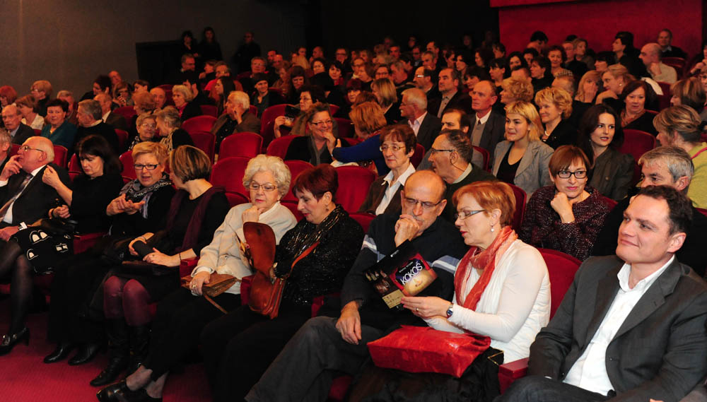 Zadar, 18.02.2013. snimio: Nenad Marčev
premijera HNK Zadar
Nikolaj Koljada: KOKOŠ, komedija
redatelj: Dražen Ferenčina
Igraju: Jasna Ančić, Tamara Šoletić, Žana Bumber,
Ivica Jončić, Mirko Šatalić,
Vinko Radovčič, Mimi Zadarski, Anto Zadar, 18.02.2013. snimio: Nenad Marčev
premijera HNK Zadar
Nikolaj Koljada: KOKOŠ, komedija
redatelj: Dražen Ferenčina
Igraju: Jasna Ančić, Tamara Šoletić, Žana Bumber,
Ivica Jončić, Mirko Šatalić,
Vinko Radovčič, Mimi Zadarski, Anto