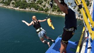 Bungee jumping, atrakcija sa Šibenskoga mosta privlači mnoge domaće i strane turiste