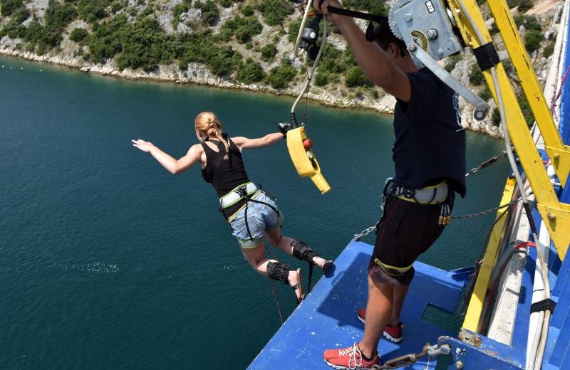 Bungee jumping, atrakcija sa Šibenskoga mosta privlači mnoge domaće i strane turiste