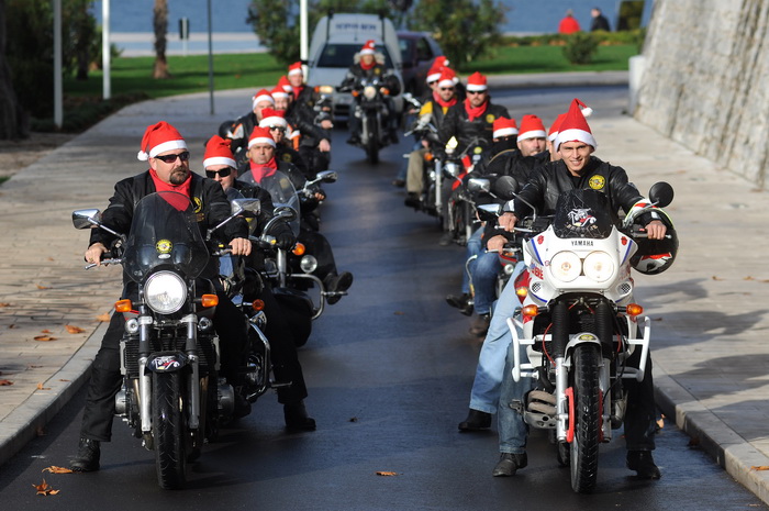 Zadar, 131211
Udruga motorista “Bestije” za Svetu Lucu daruje vrtic Latica, za djecu s teskocama u razvoju. Prije odlaska u vrtic, motoristi su se provozali po gradu noseci kapice  djeda Mraza.
Foto: Luka Gerlanc / CROPIX