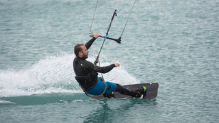 Južina nekima donosi glavobolju, surferima i kajterima je prava radost. Tako je bilo i jučer. Na biogradskoj plaži Dražica okupilo se dvadesetak ljubitelja vjetra, većina iz kiteboarding kluba Badevana-surf iz Zagreba. Iako su po meteorološkoj prognozi oč