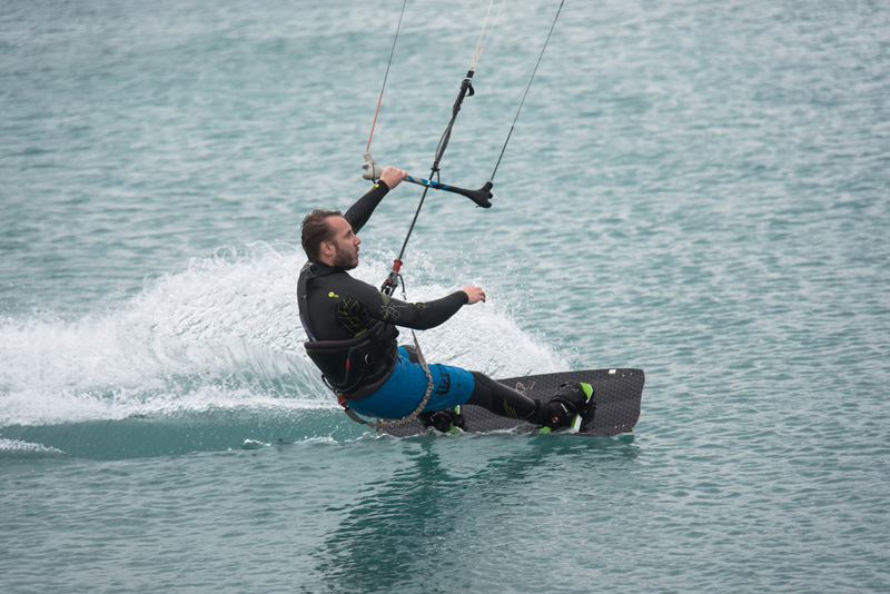 Južina nekima donosi glavobolju, surferima i kajterima je prava radost. Tako je bilo i jučer. Na biogradskoj plaži Dražica okupilo se dvadesetak ljubitelja vjetra, većina iz kiteboarding kluba Badevana-surf iz Zagreba. Iako su po meteorološkoj prognozi oč