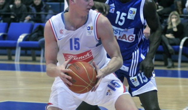 Zagreb, 041210.
Kosarka, Cibona – Zadar, KC Drazen Petrovic.
Na fotografiji: Tomislav Zubcic i Brown Brandon.
Foto: Bruno Konjevic / CROPIX